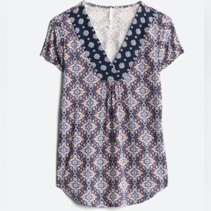 Paybian Contrast V Neck Knit Tee by Leo & Nicole